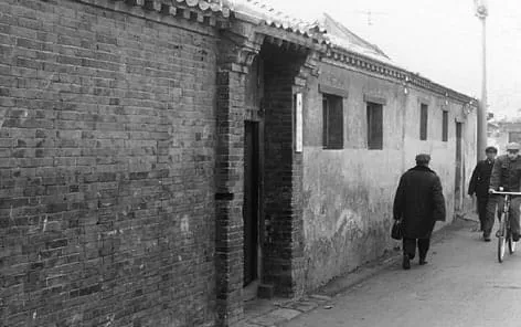 幼少を過ごした北京・東城・崇文門内の自宅店舗前 1980年撮影